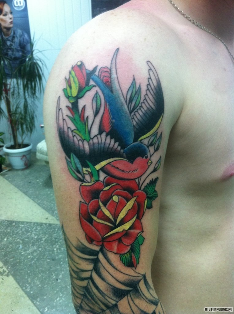 Фотография татуировки под названием «Ласточка и роза»