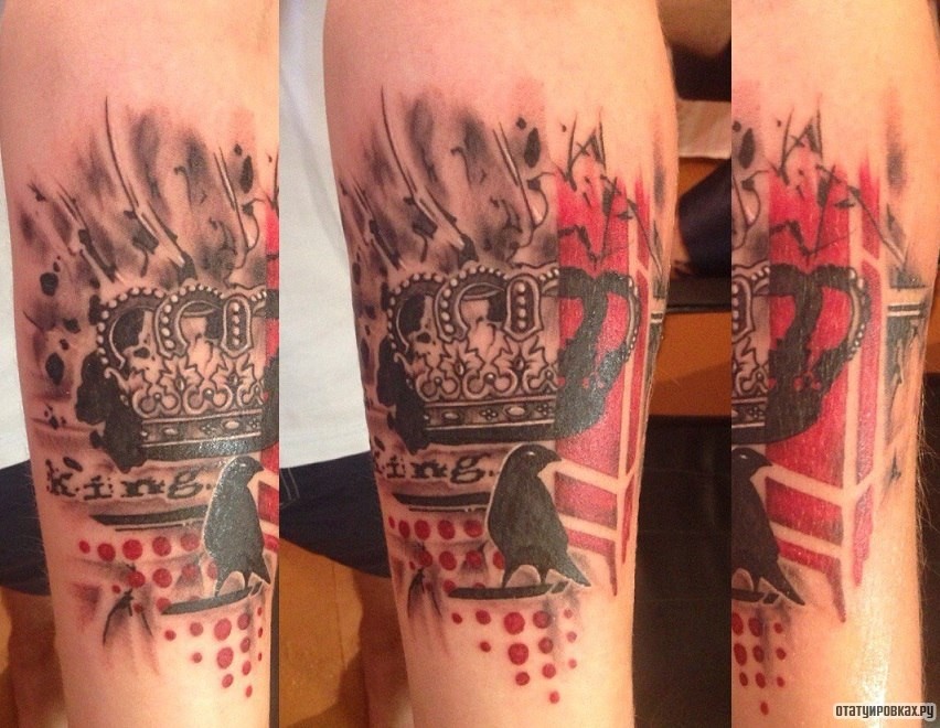 Фотография татуировки под названием «Корона и ворона»