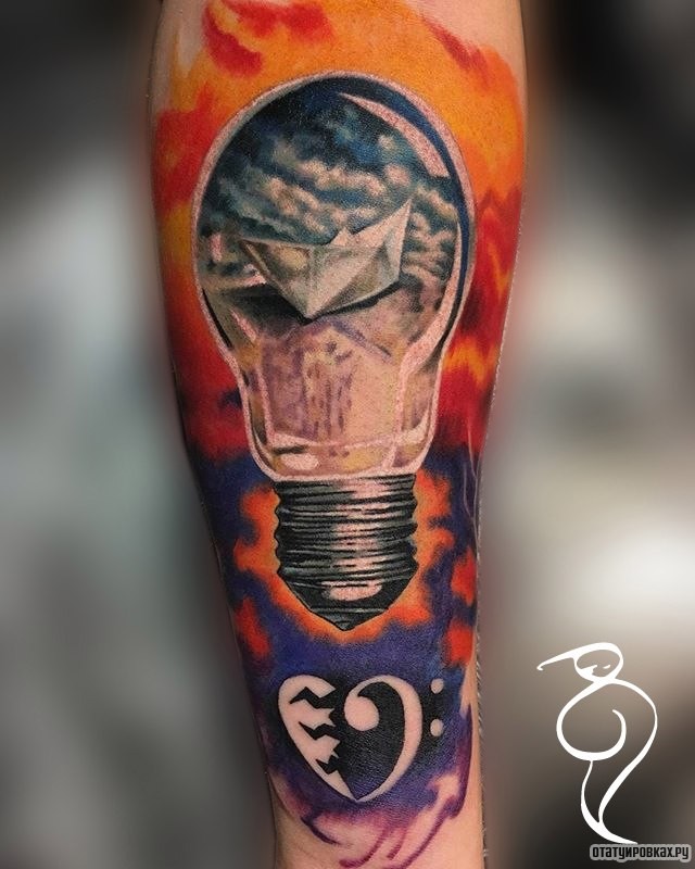 Фотография татуировки под названием «Лампочка с корабликом»