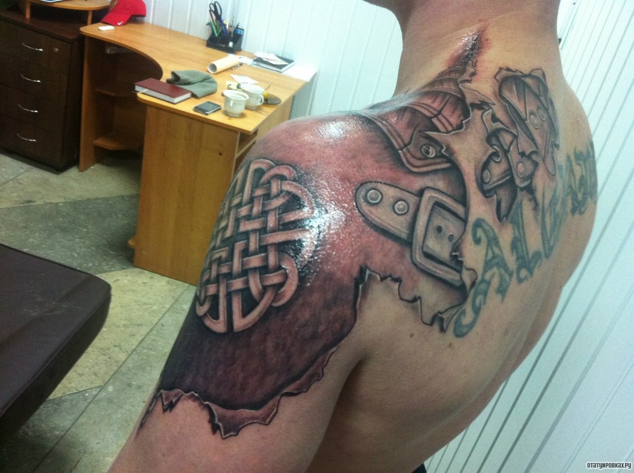 Фотография татуировки под названием «Латы с ремнями»