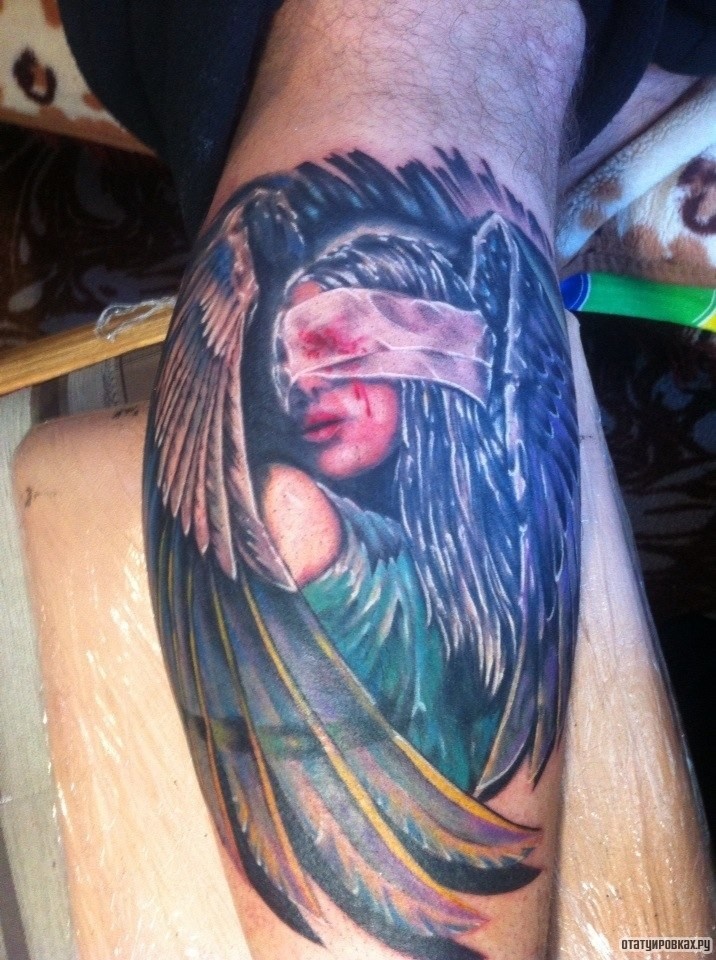 Фотография татуировки под названием «Девушка с крыльями и повязкой на глазах»