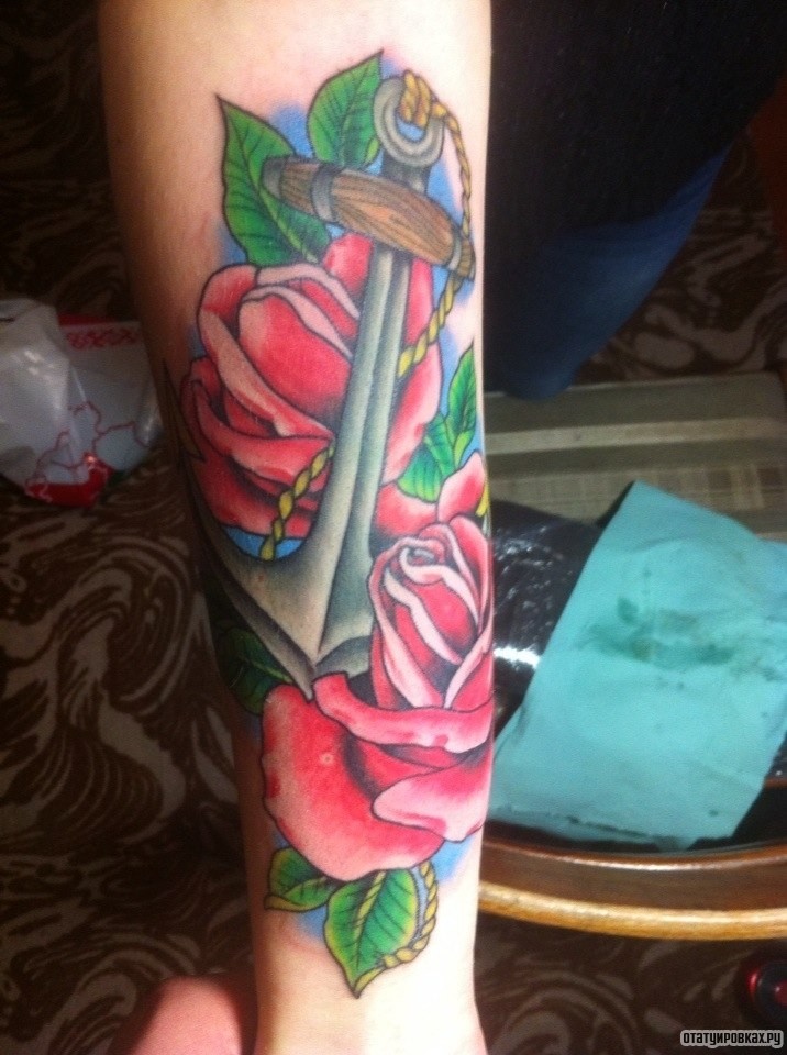 Фотография татуировки под названием «Якорь с розами»