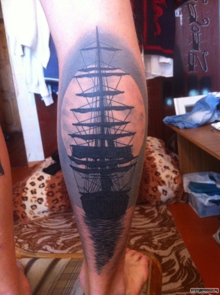 Фотография татуировки под названием «Черный корабль на фоне луны»