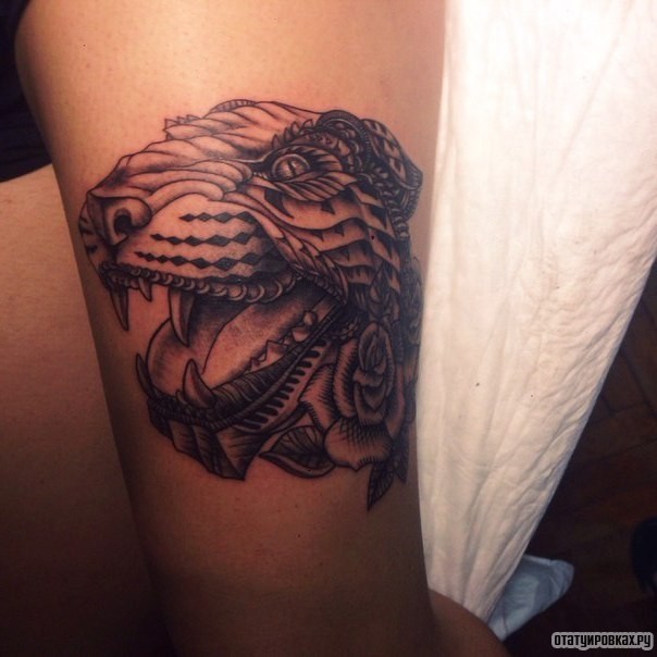Фотография татуировки под названием «Череп динозавра и роза»
