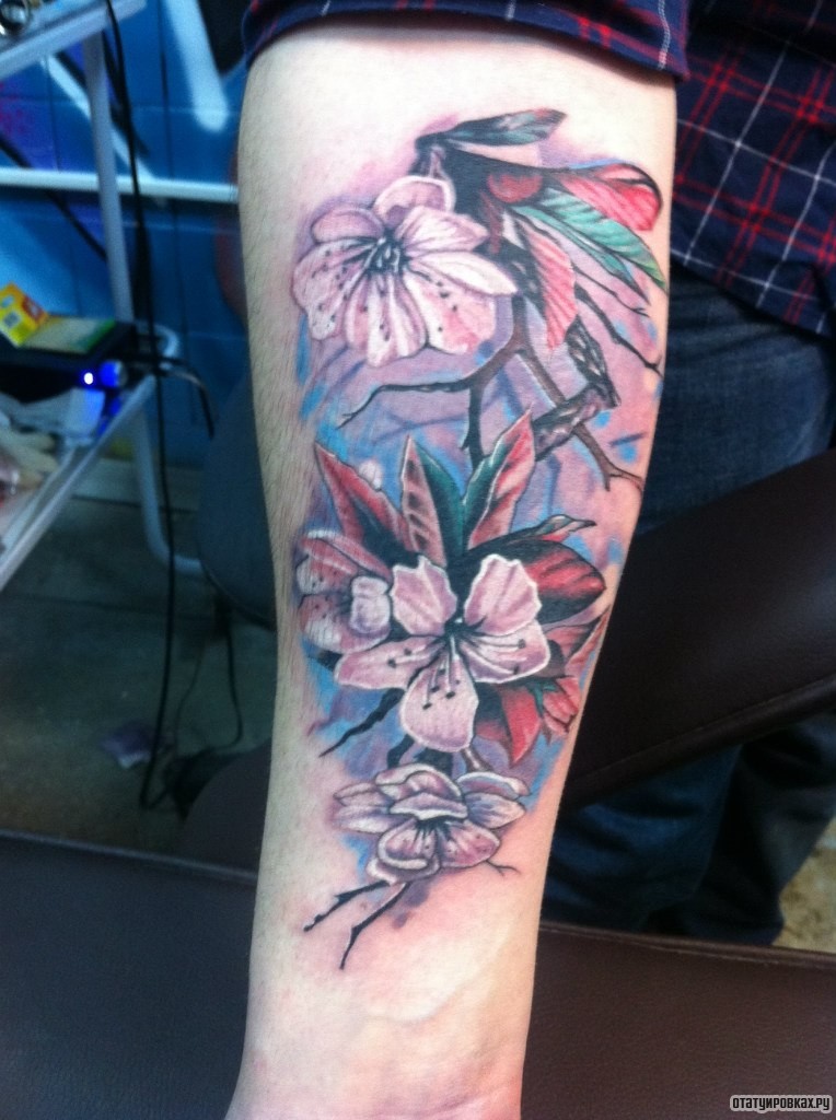 Фотография татуировки под названием «Цветы на ветке»