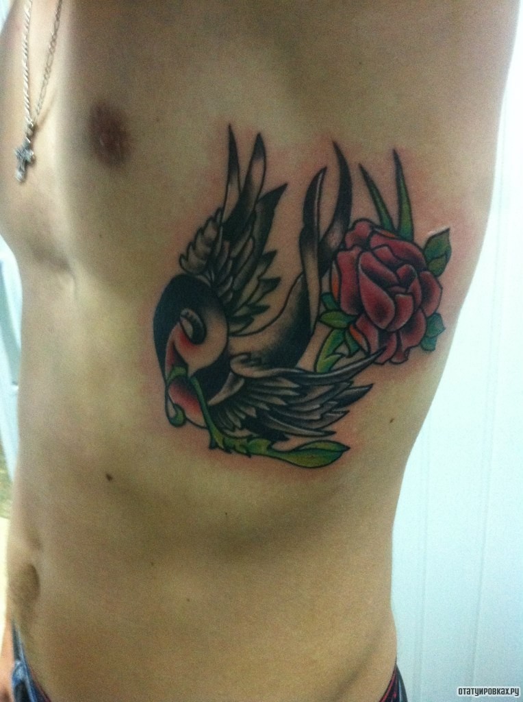 Фотография татуировки под названием «Ласточка и роза на ветке»