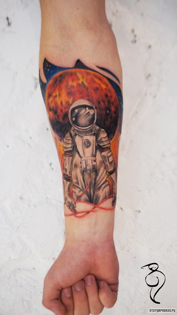 Фотография татуировки под названием «Космонавт на фоне планеты»