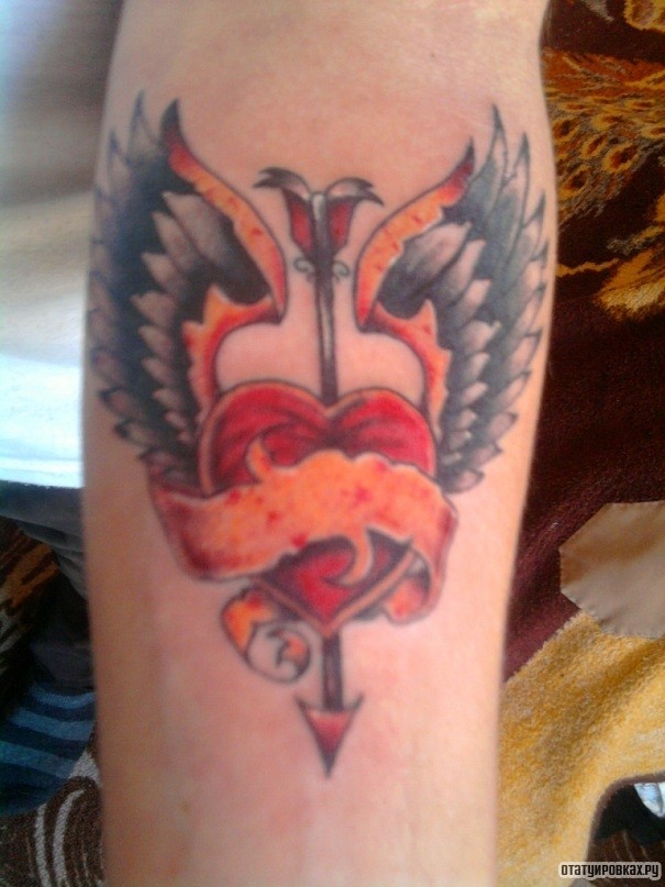 Фотография татуировки под названием «Сердце с крыльями пронизанное стрелой»