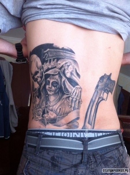 Фотография татуировки под названием «Девушка, пистолет и череп»