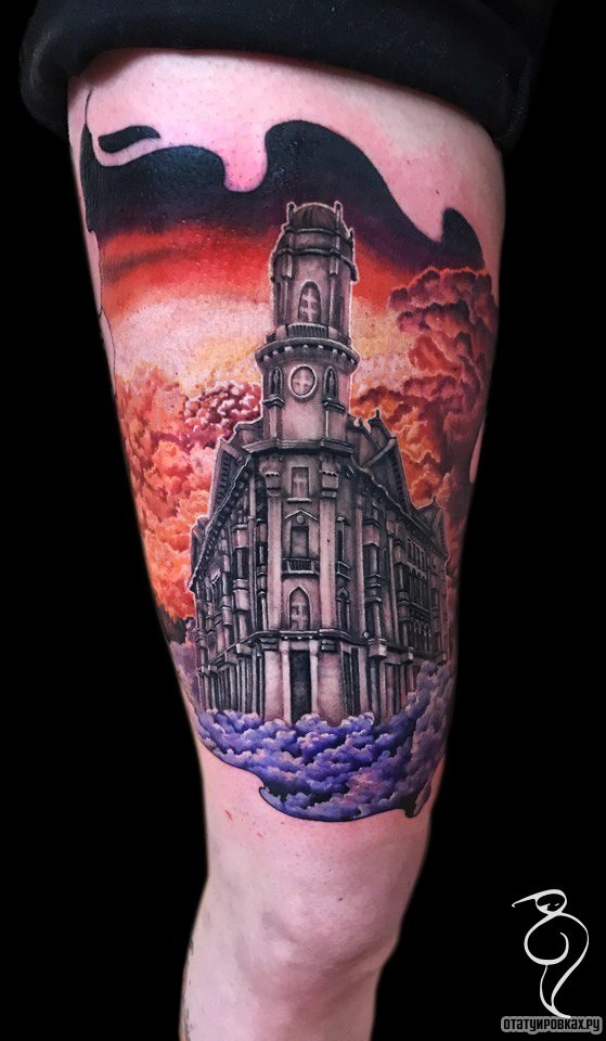 Фотография татуировки под названием «Здание на фоне облаков»