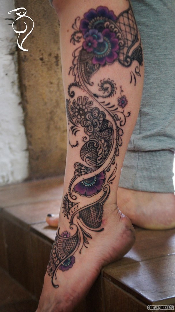 Фотография татуировки под названием «Узор с цветами»