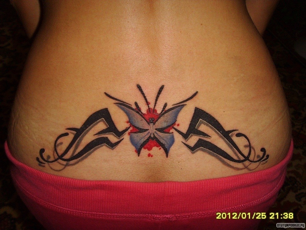 Фотография татуировки под названием «Узор с бабочкой на поясницу»