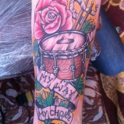 Тату барабан и роза с лентой