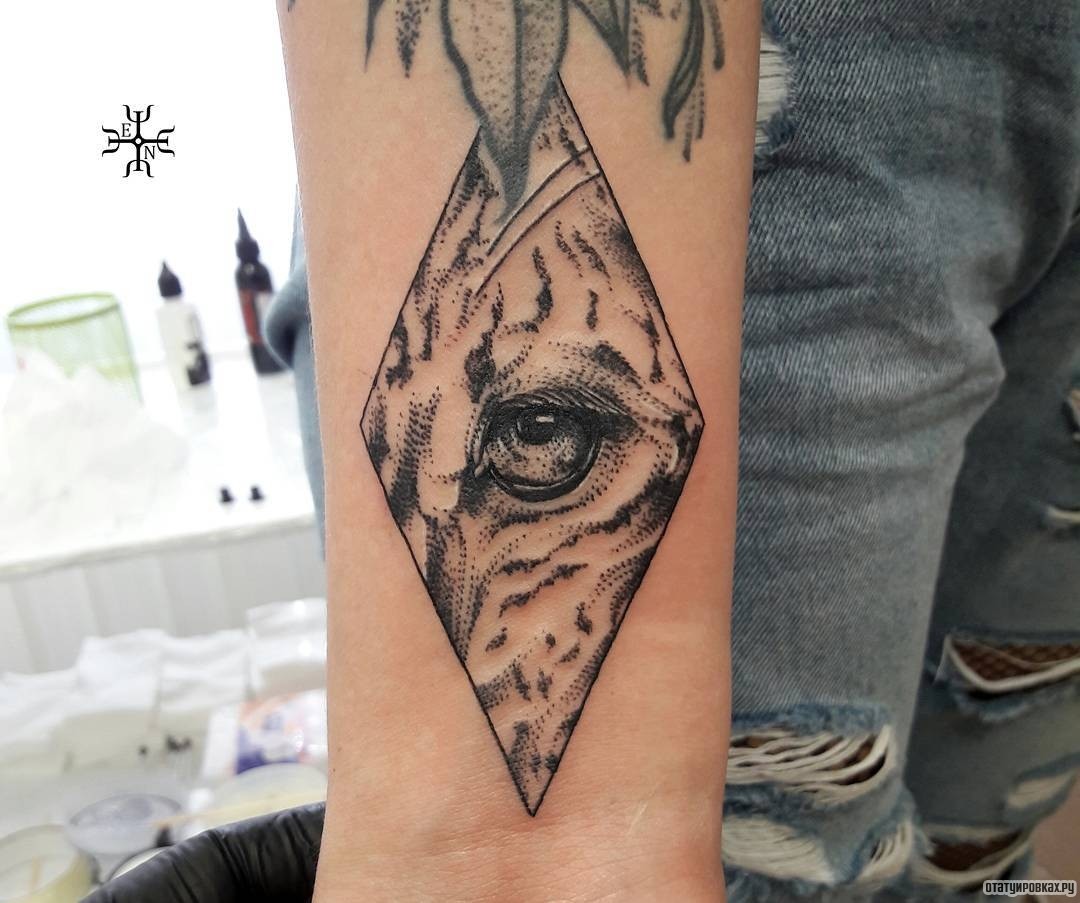 Фотография татуировки под названием «Глаз в ромбе»