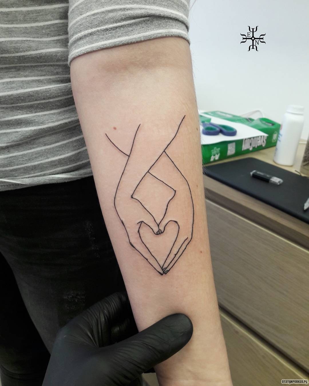 Фотография татуировки под названием «Руки изображают сердце»