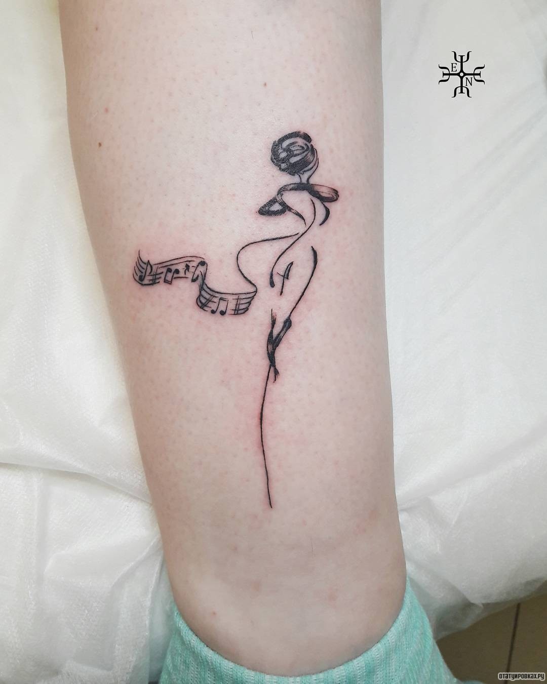 Фотография татуировки под названием «Цветок и ноты»