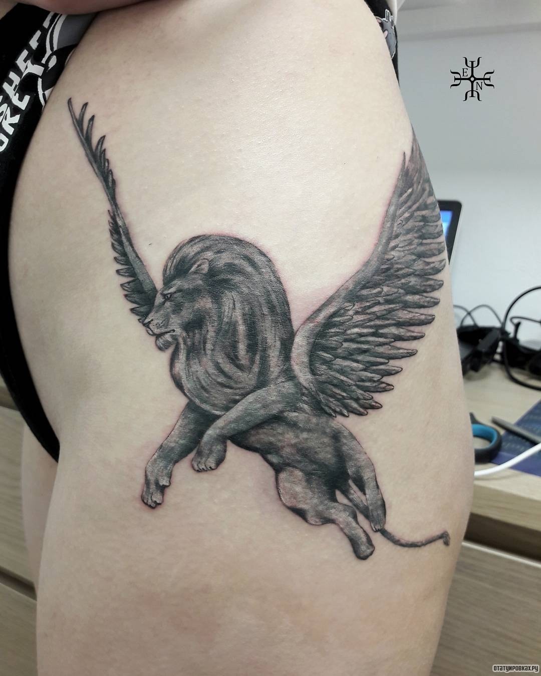 Фотография татуировки под названием «Лев с крыльями»
