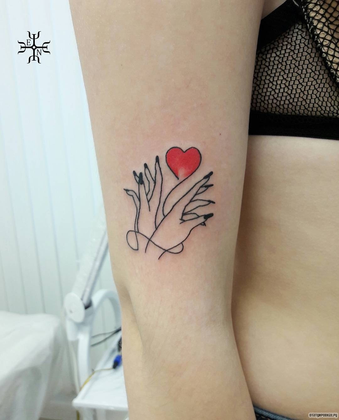 Фотография татуировки под названием «Руки и сердце»