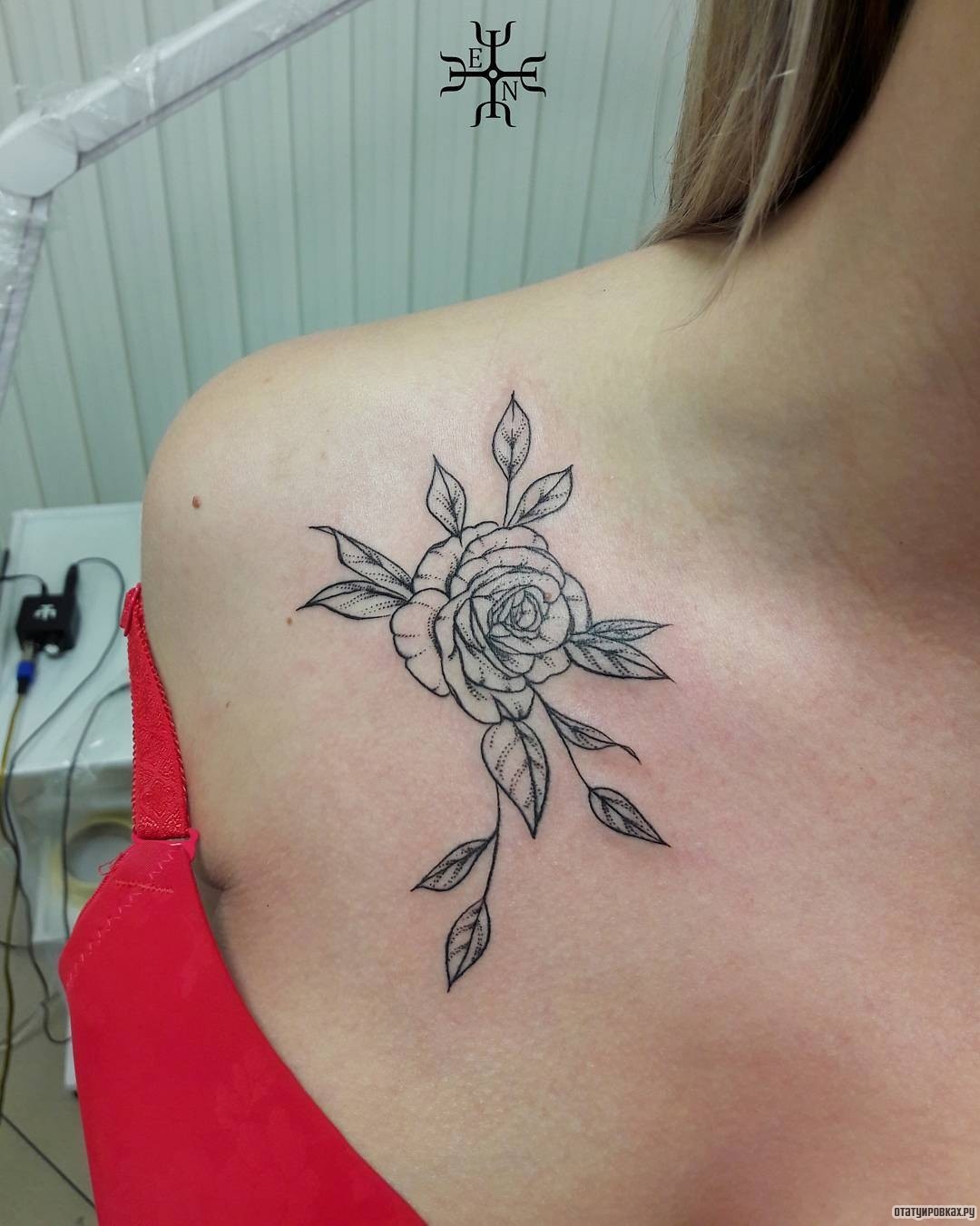 Фотография татуировки под названием «Цветок и листья»