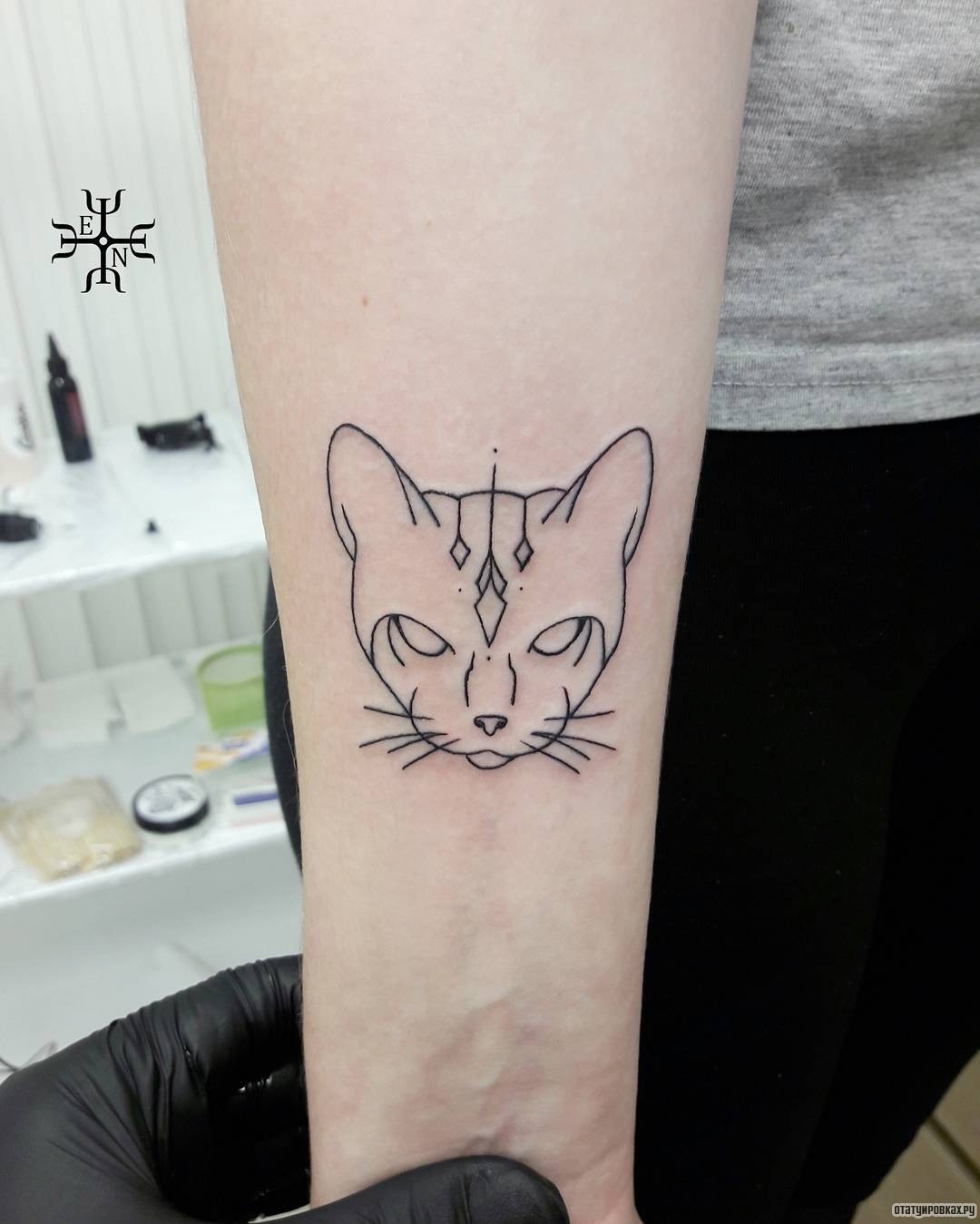 Фотография татуировки под названием «Кот лайнворк»