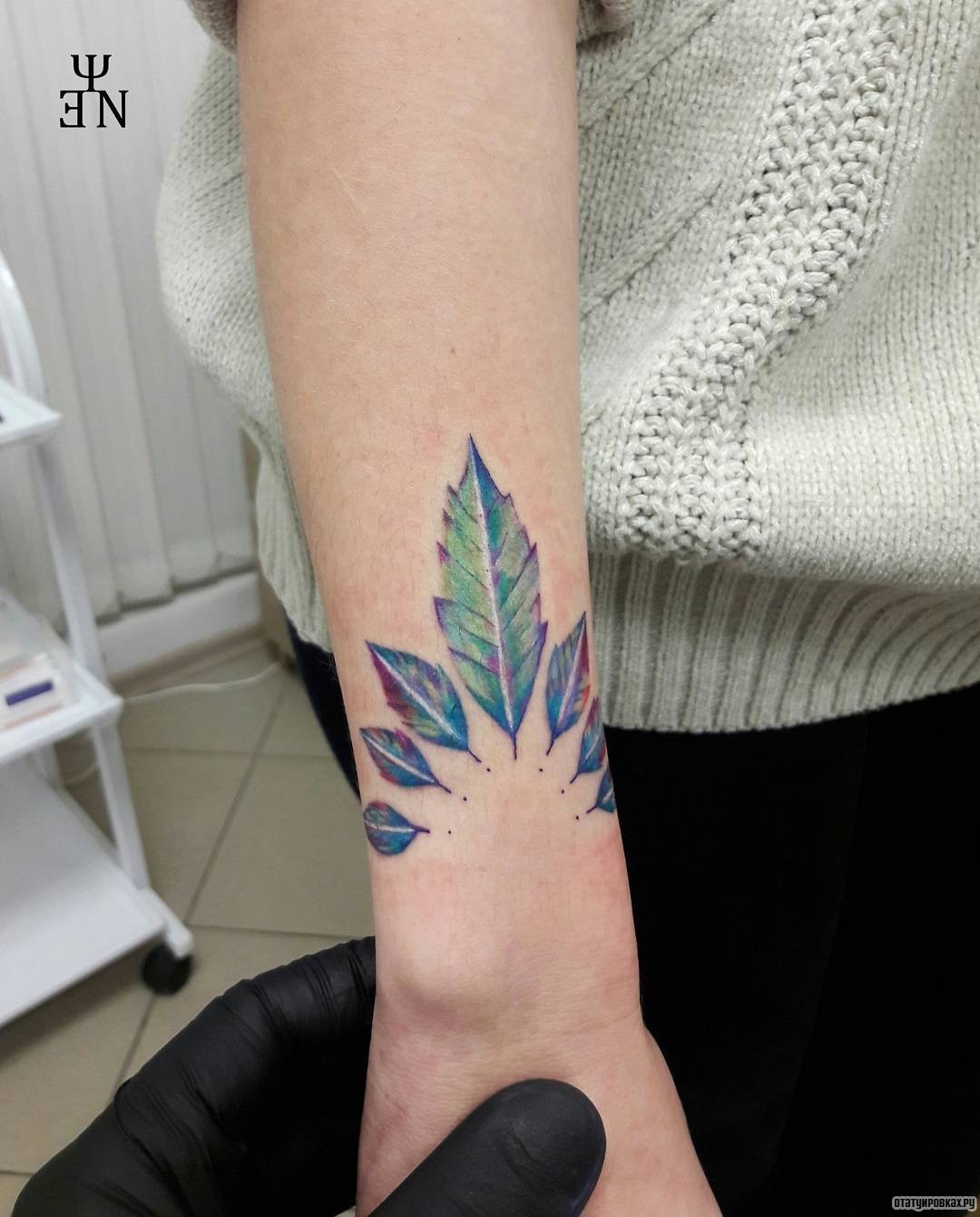 Фотография татуировки под названием «Листья разноцветные»