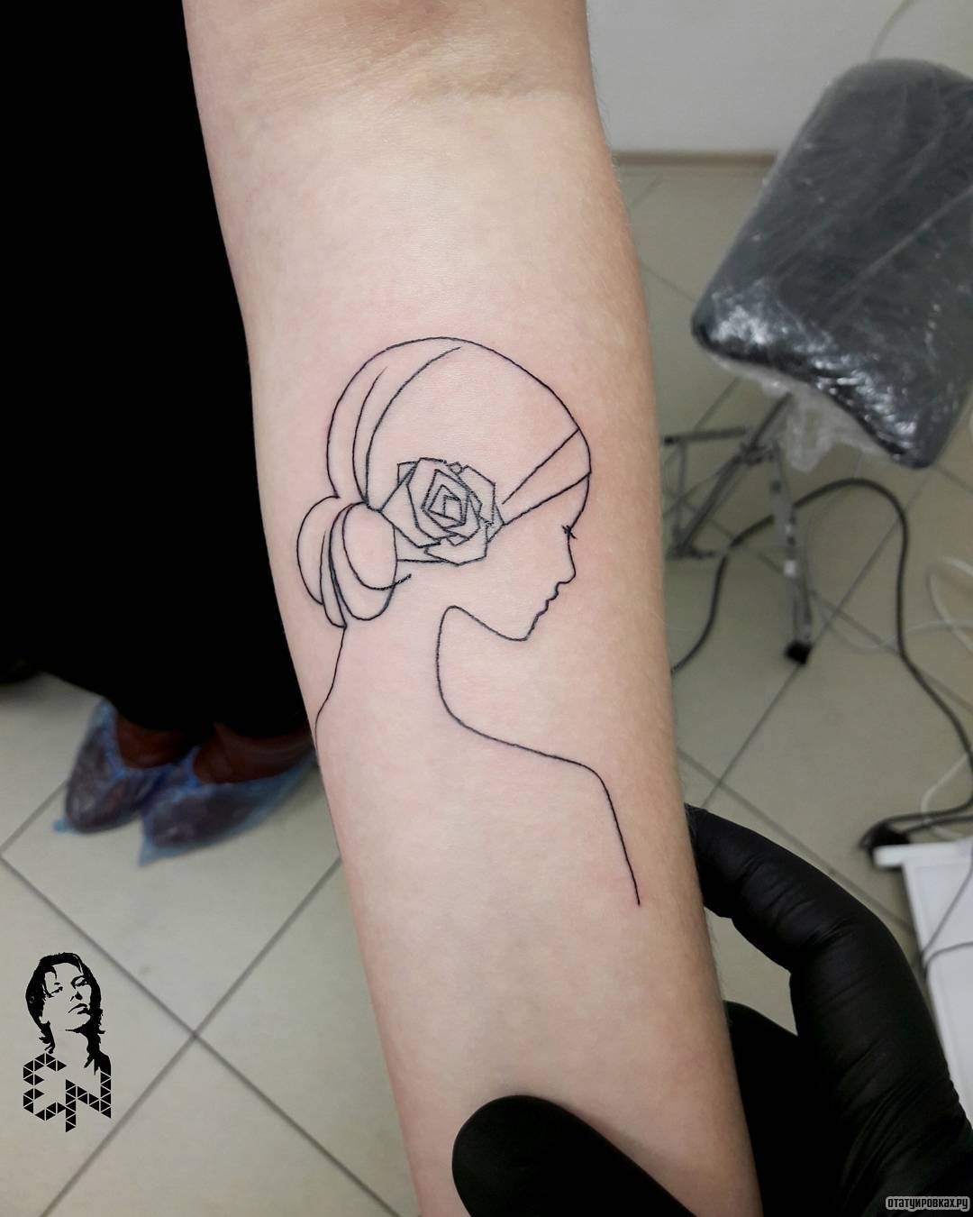 Фотография татуировки под названием «Девушка лайнворк»