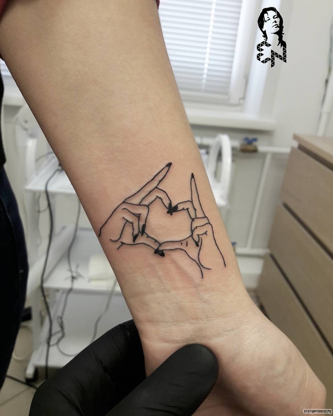 Фотография татуировки под названием «Сердечко из пальцев»