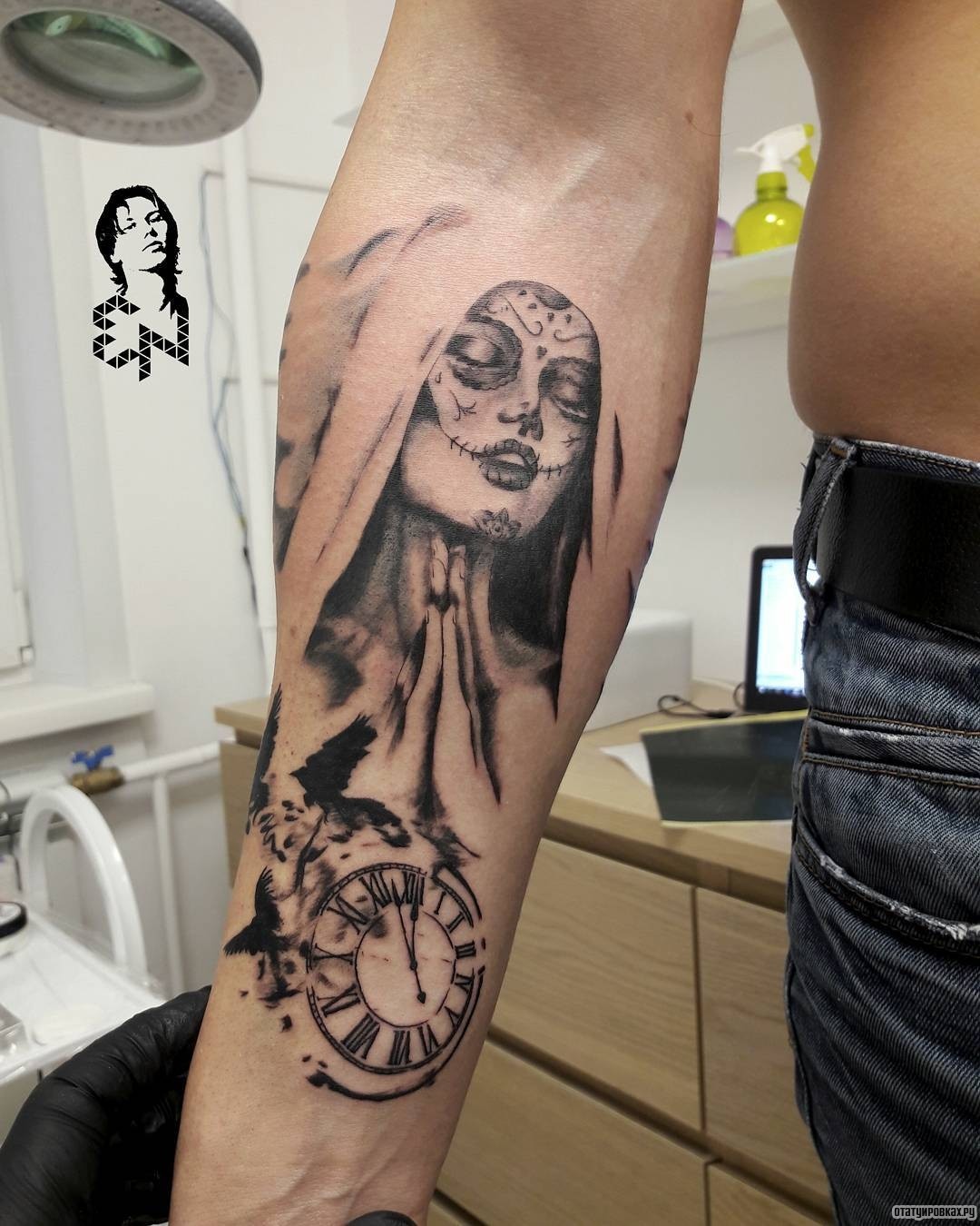 Фотография татуировки под названием «Девушка чикано и часы»
