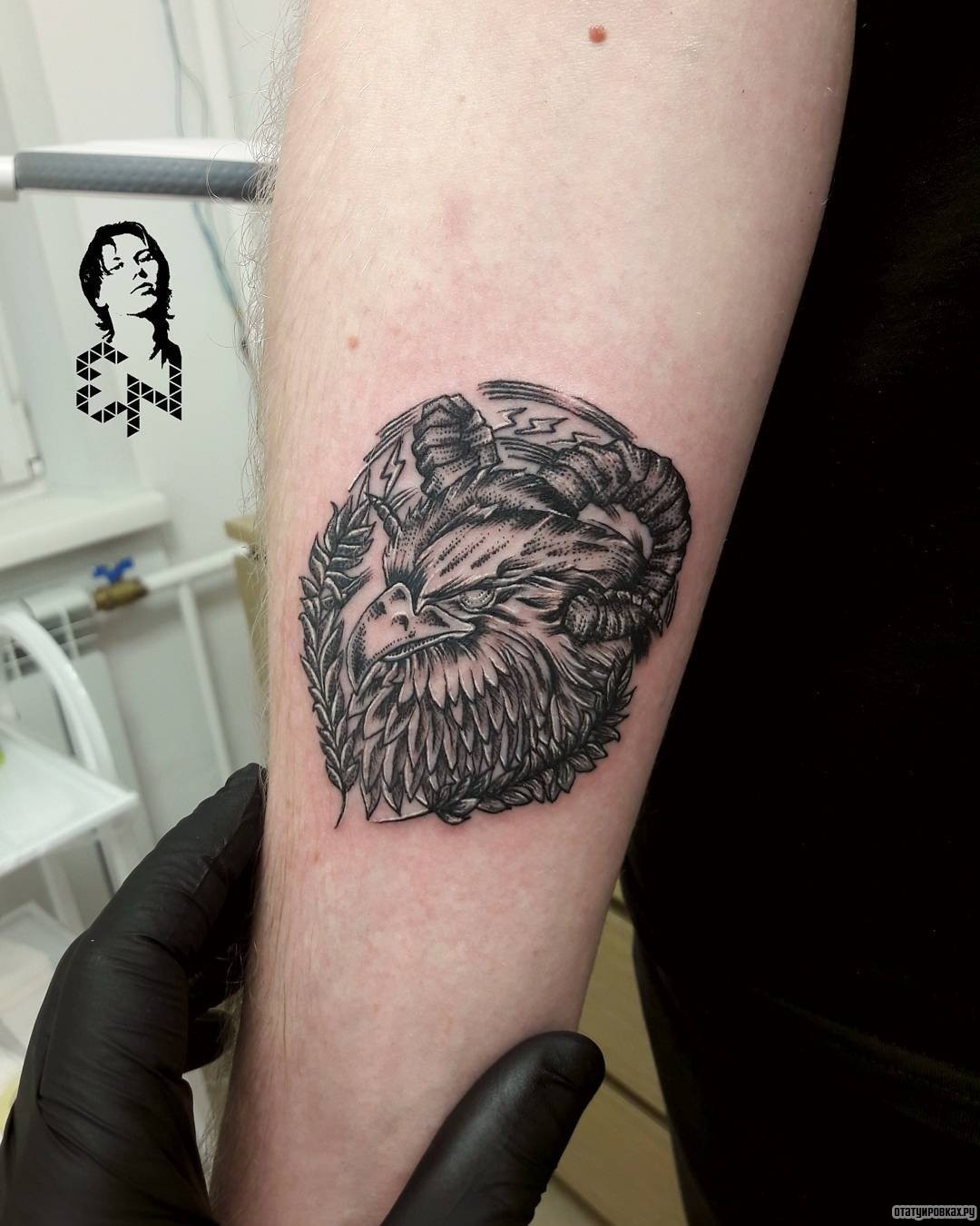 Фотография татуировки под названием «Орел с рогами барана»
