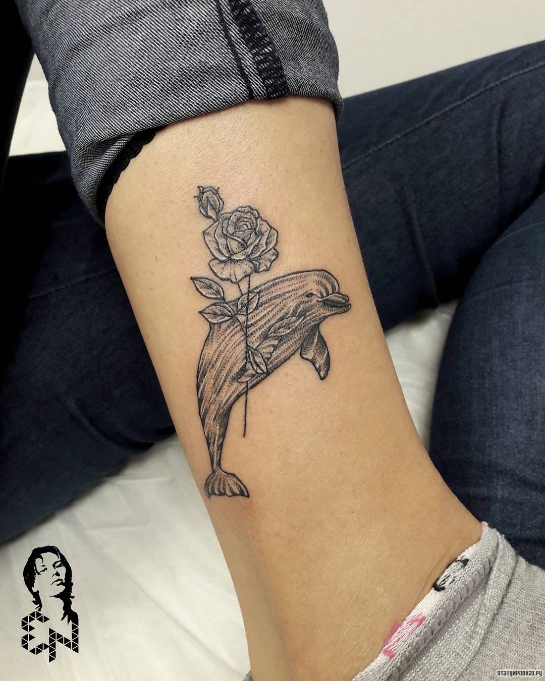 Фотография татуировки под названием «Дельфин с розой»