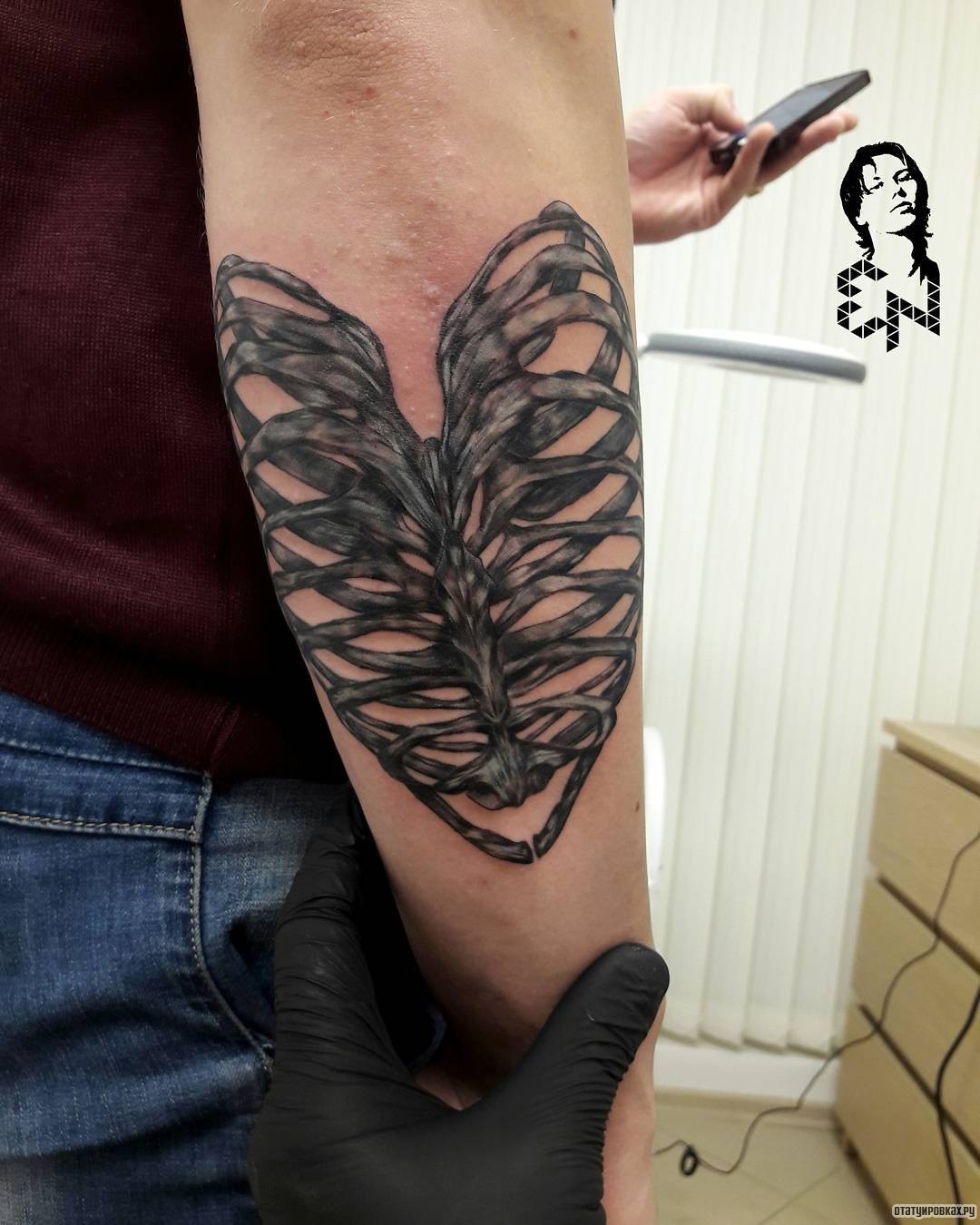 Фотография татуировки под названием «Кости грудной клетки»