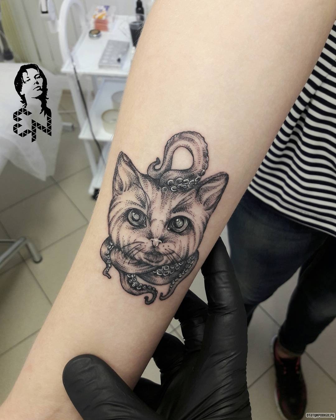 Фотография татуировки под названием «Кот и осьминог»