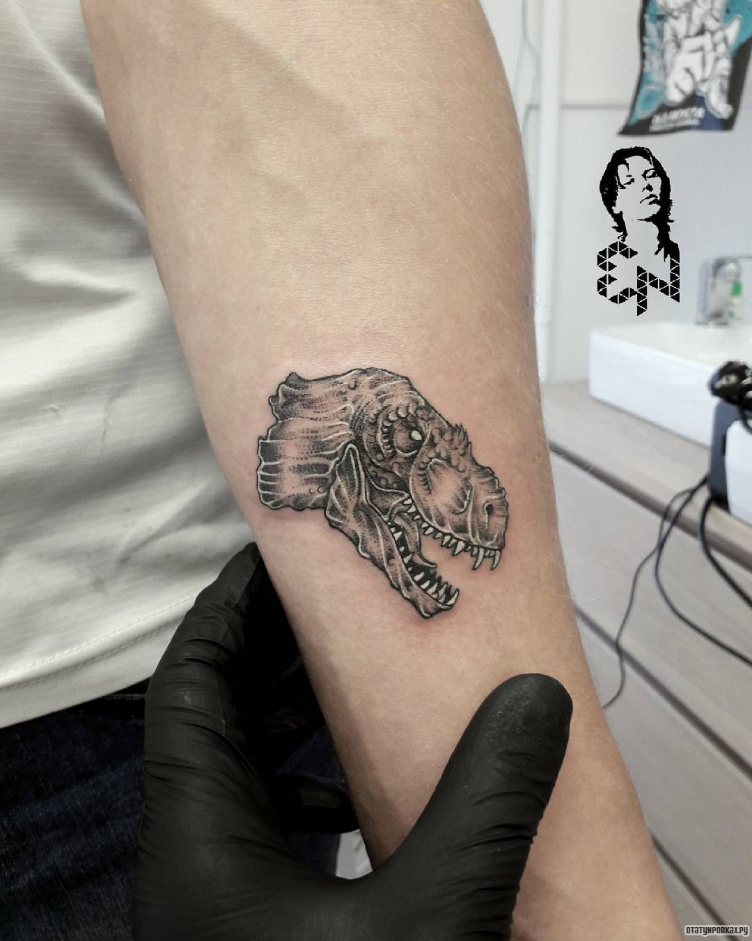 Фотография татуировки под названием «Череп существа»