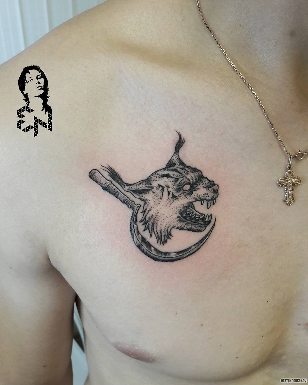 Фотография татуировки под названием «Рысь и серп»
