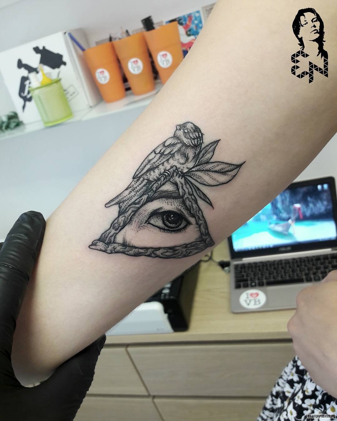 Фотография татуировки под названием «Всевидящее око и птица»