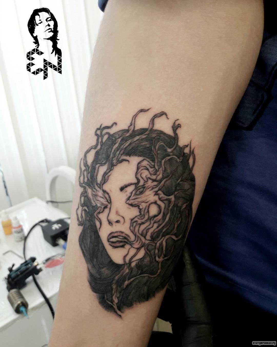Фотография татуировки под названием «Девушка со слезами»