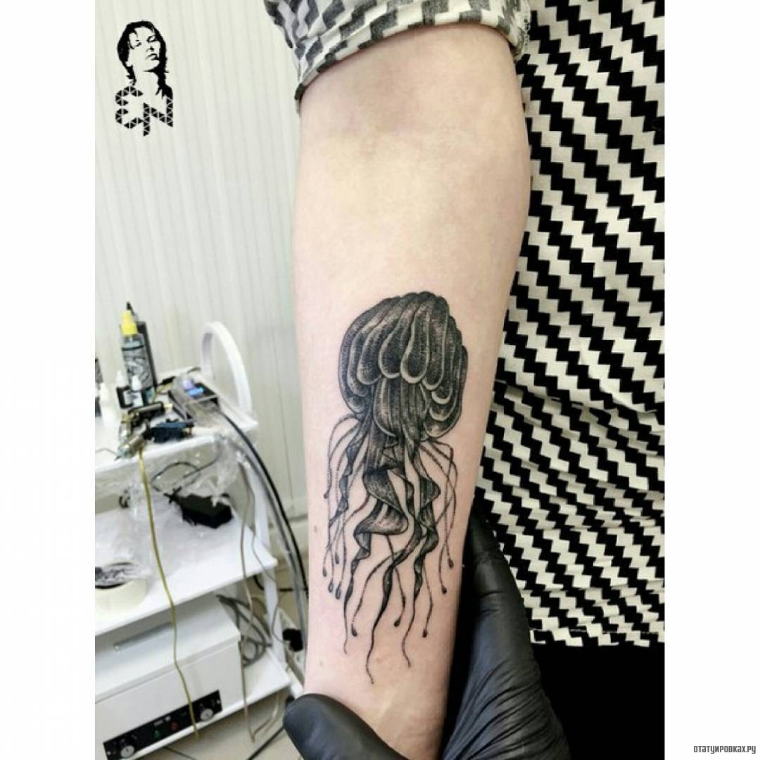 Фотография татуировки под названием «Черная медуза»