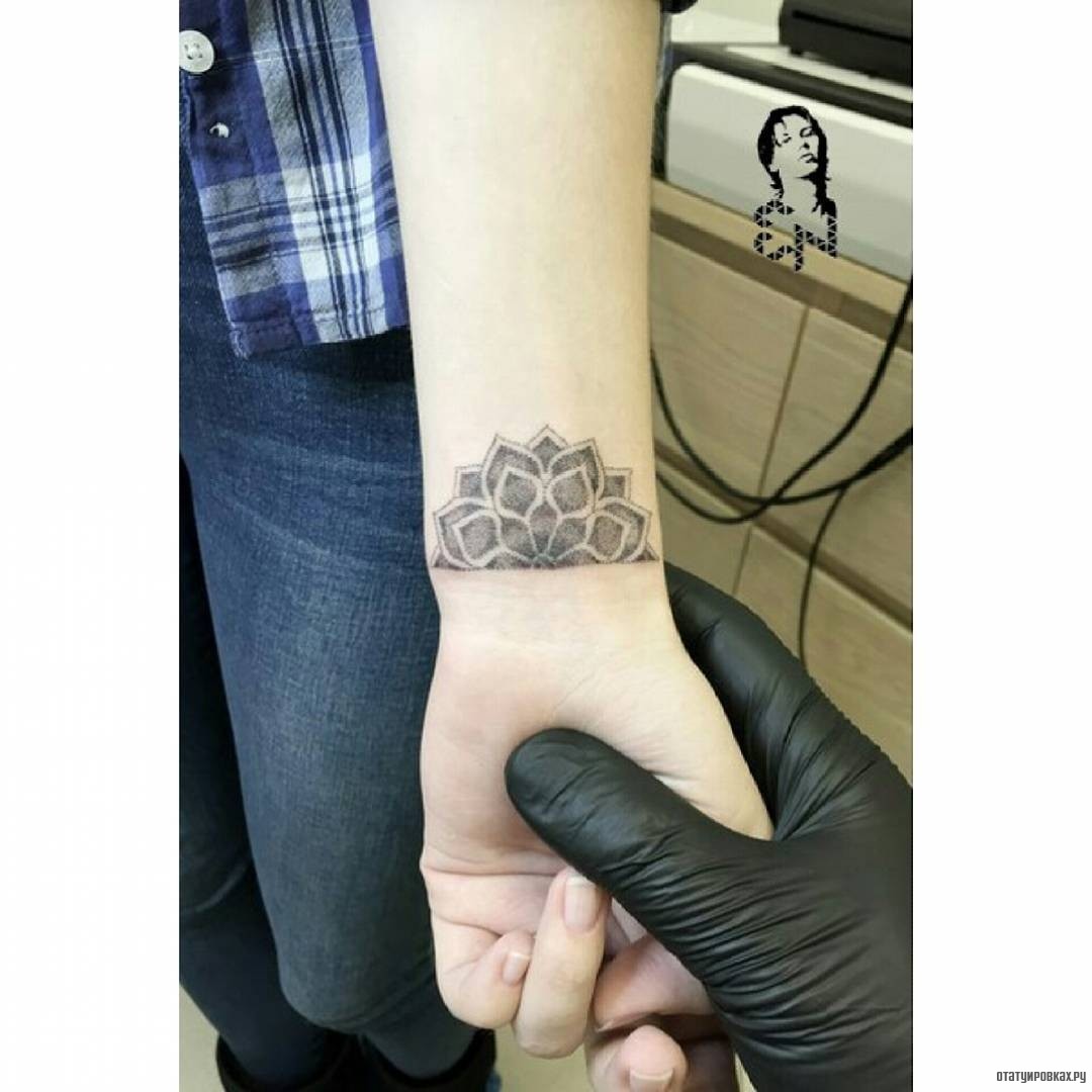 Фотография татуировки под названием «Мандала дотворк»