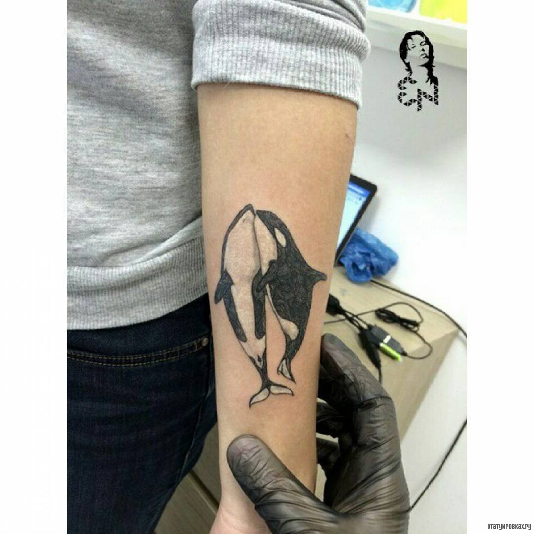 Фотография татуировки под названием «Два кита»