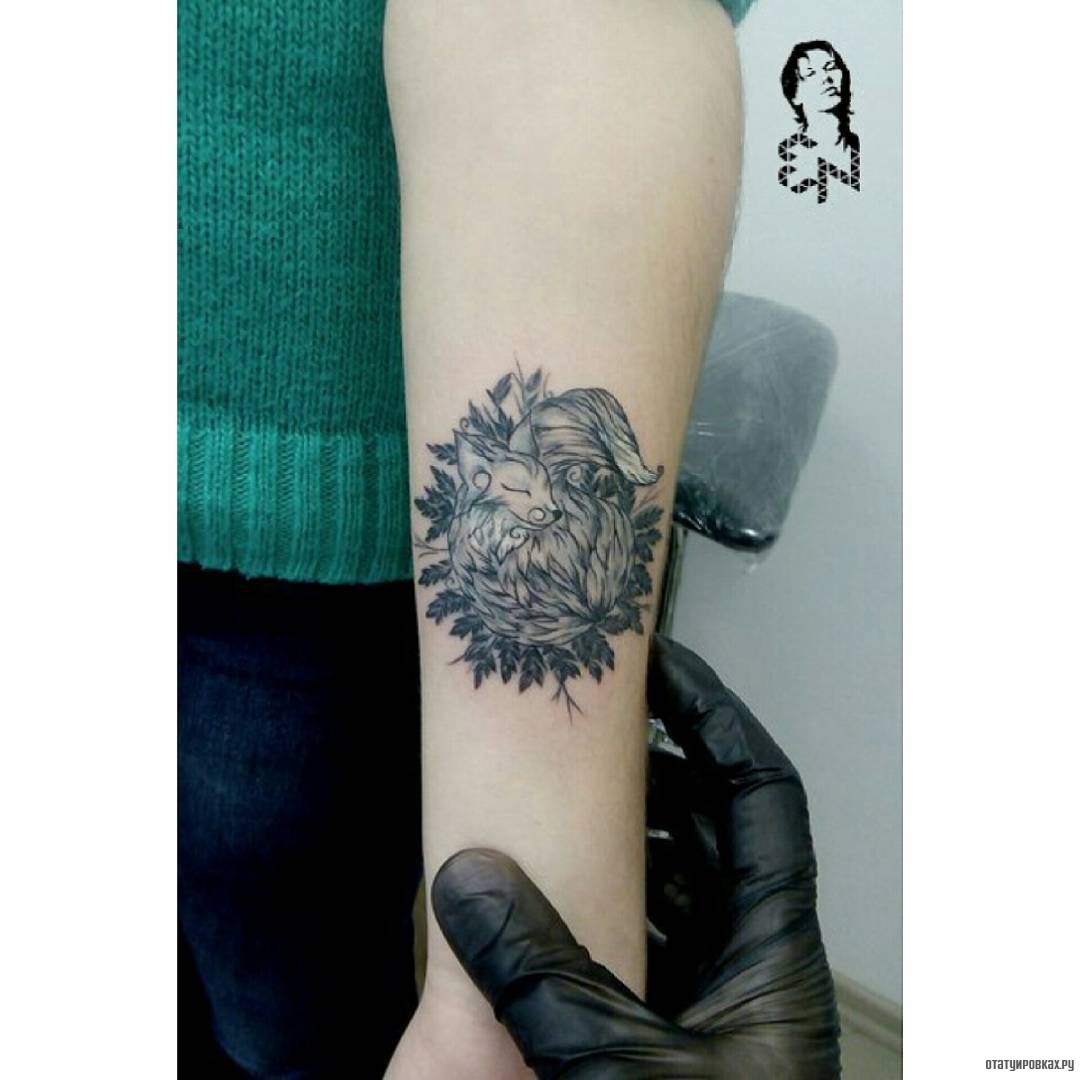 Фотография татуировки под названием «Лиса в листьях»