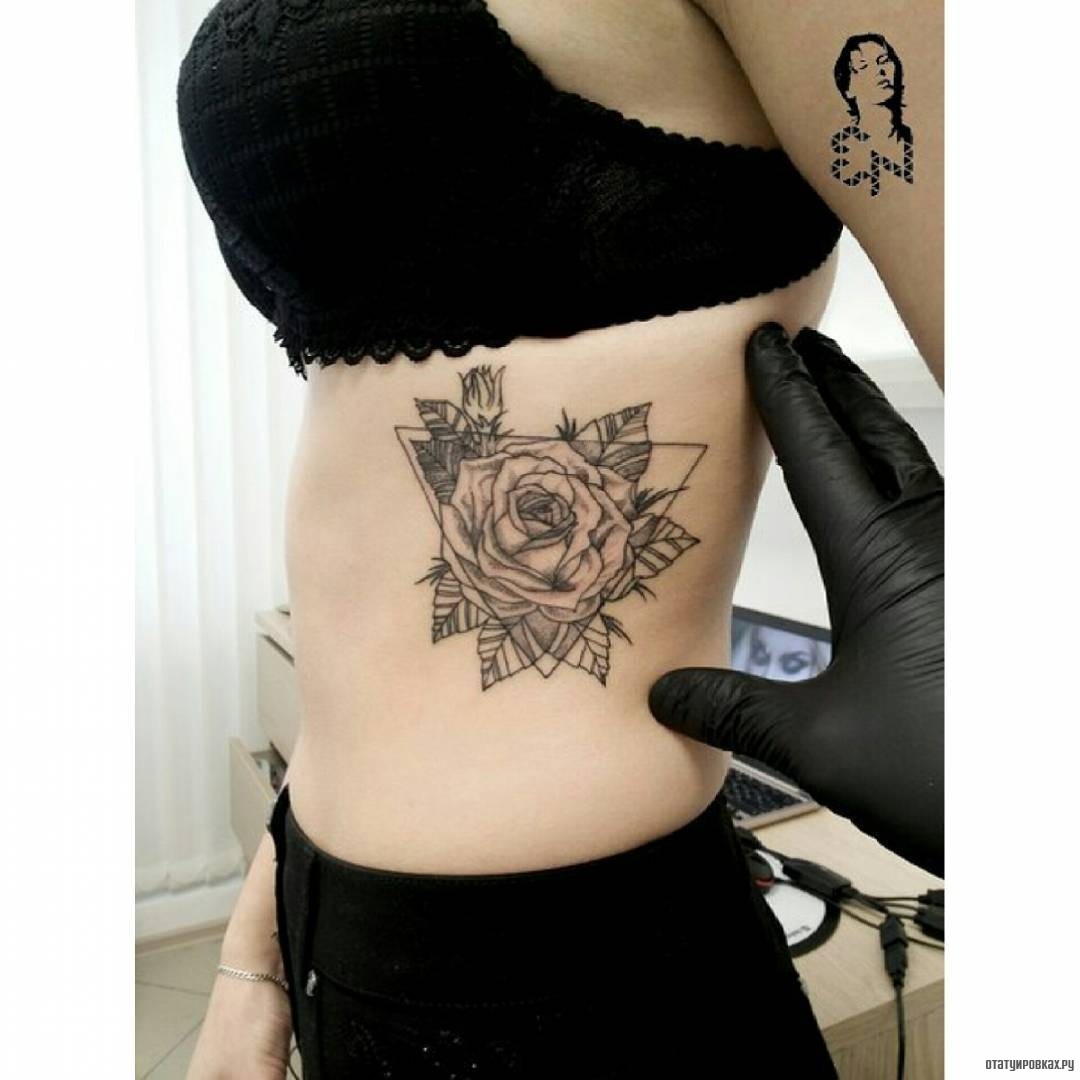Фотография татуировки под названием «Роза в треугольнике»