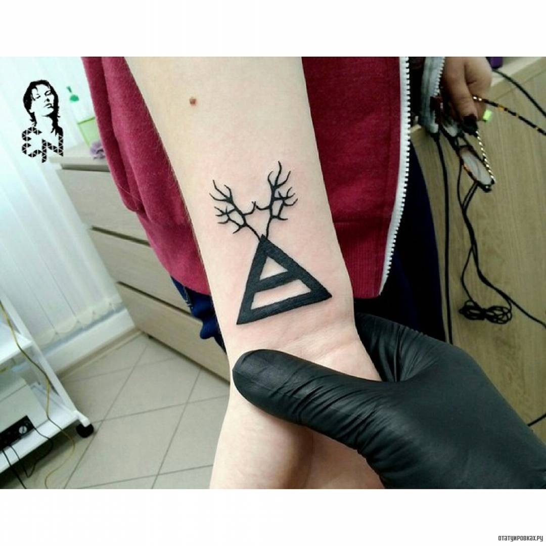 Фотография татуировки под названием «Треугольник с рогами»