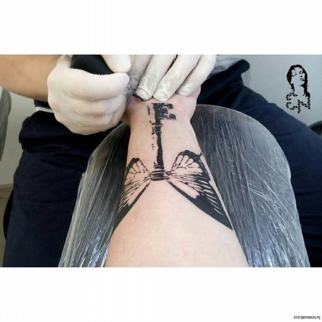 Фотография татуировки под названием «Бабочка ключ»