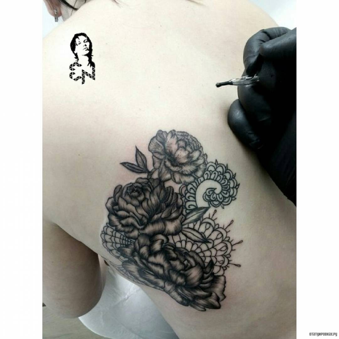Фотография татуировки под названием «Узор с цветами»