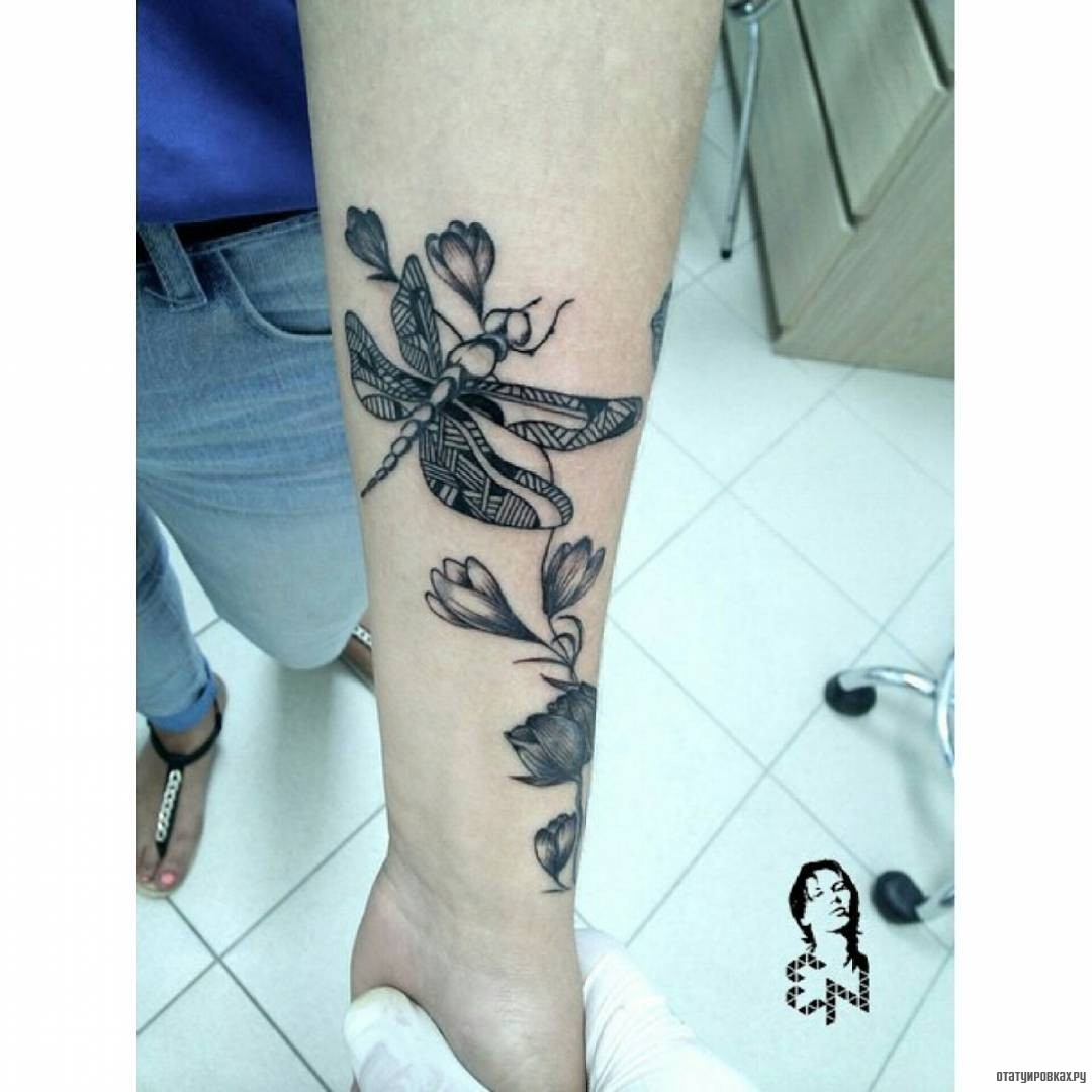 Фотография татуировки под названием «Стрекоза и цветы»