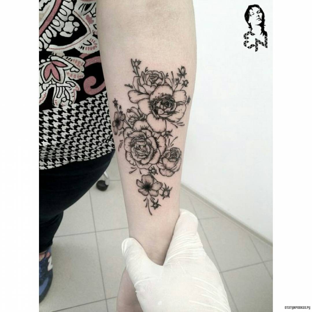 Фотография татуировки под названием «Цветы чб»