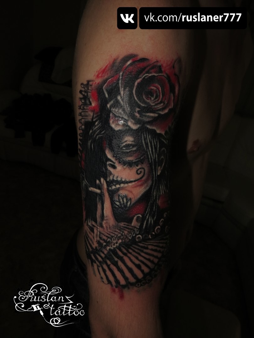 Фотография татуировки под названием «Девушка с розой на голове в стиле Чикано»