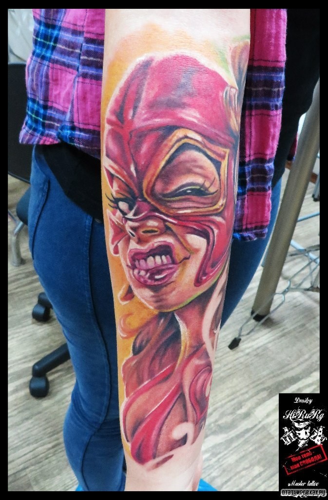 Фотография татуировки под названием «Девушка в маске»