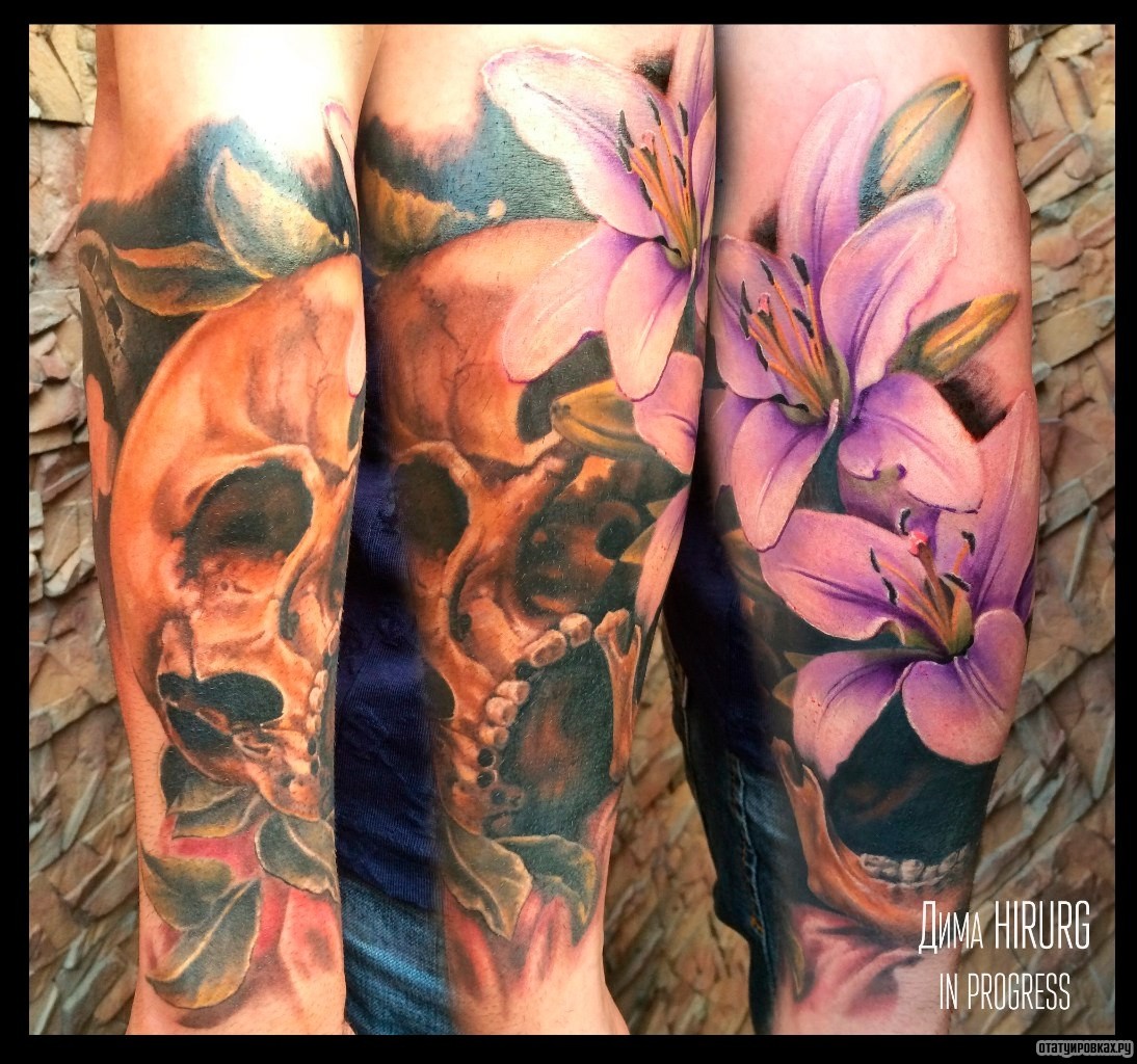 Фотография татуировки под названием «Черепа и лилии»