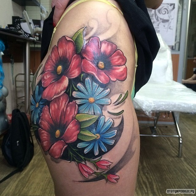 Фотография татуировки под названием «Цветы красные и синие»